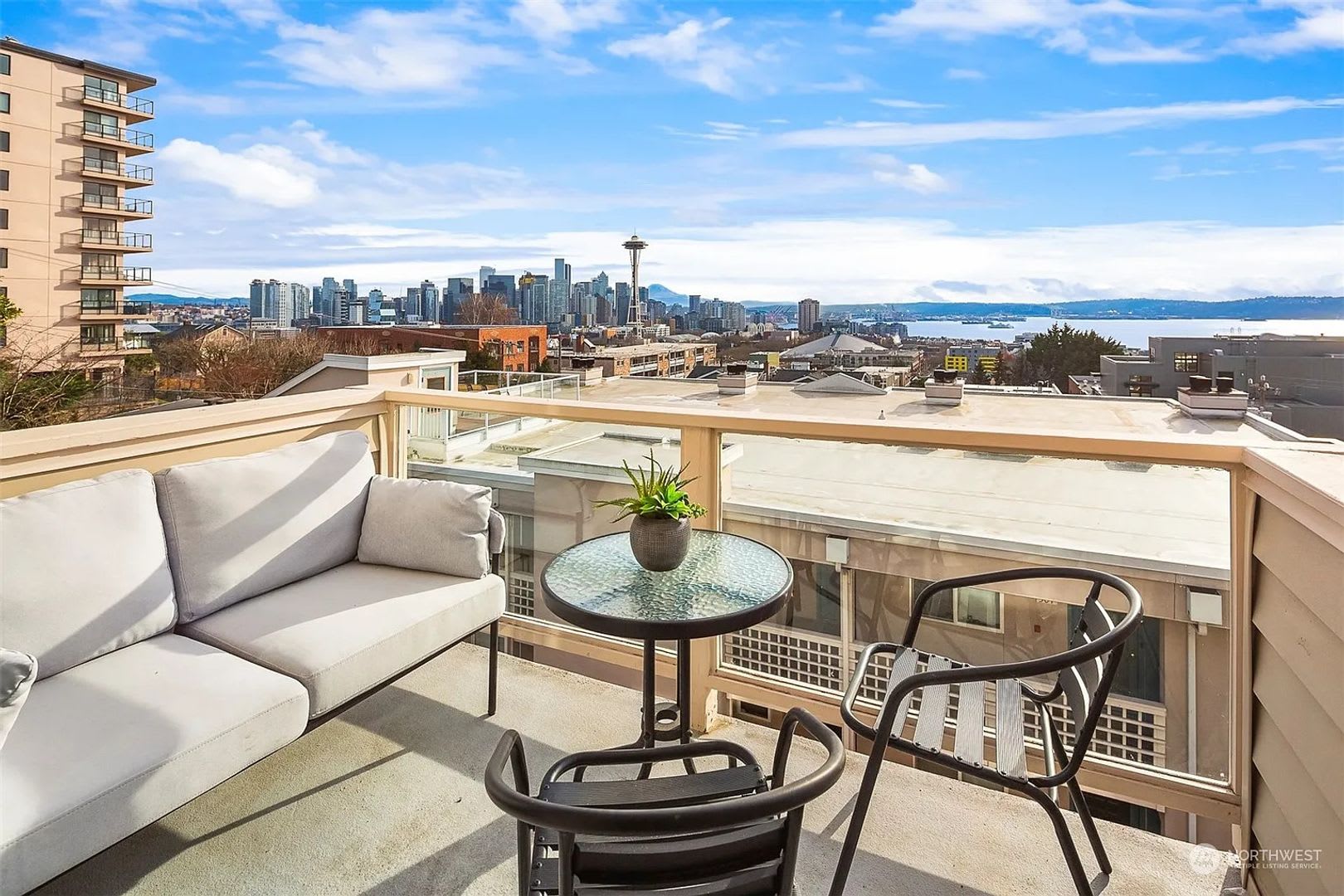 Top Floor Corner Condo With Spectacular Views Of The Space Needle Two Parking Spaces – photo 3