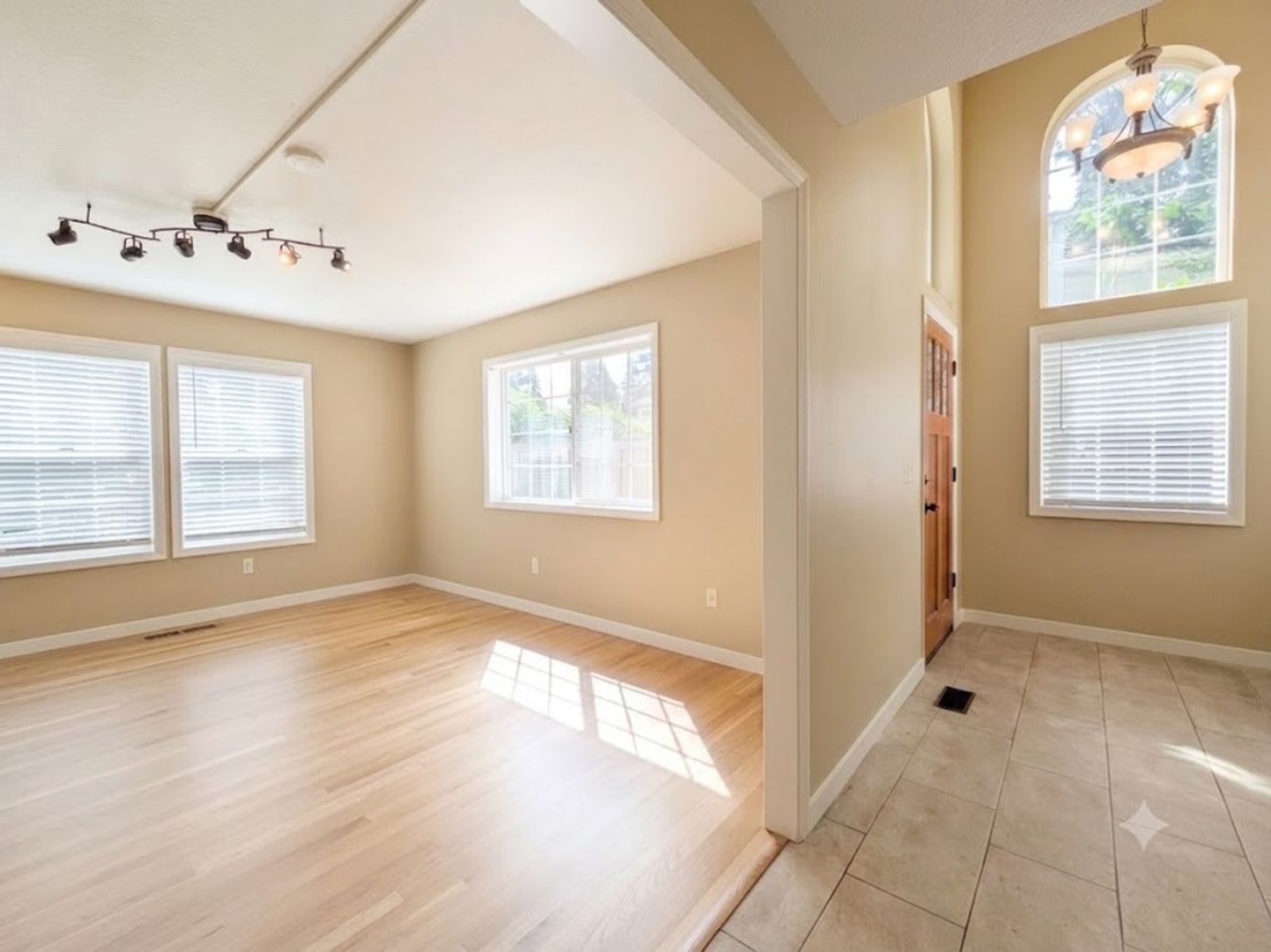 Labor Day Special 1000 Off The 2Nd Month S Rent With A Lease Signed By 8 28 2026 Beautifully Updated Lake Oswego Home – photo 5