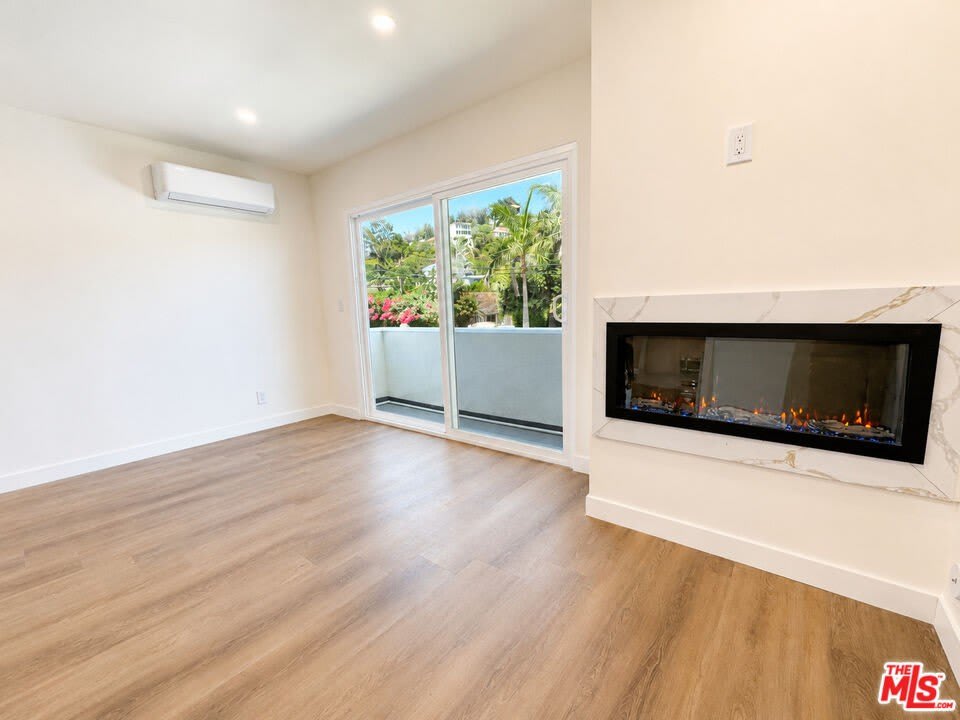 2449 N Beachwood Dr – photo 4