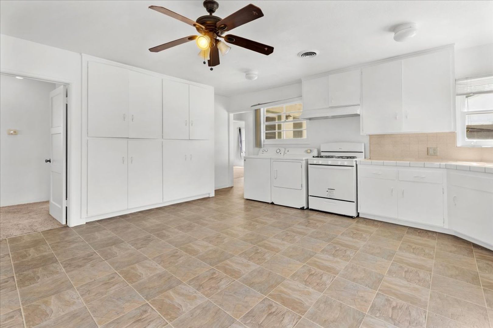 Spacious 4-Bed Home with Backyard, Garage & Prime Westside Access – photo 4