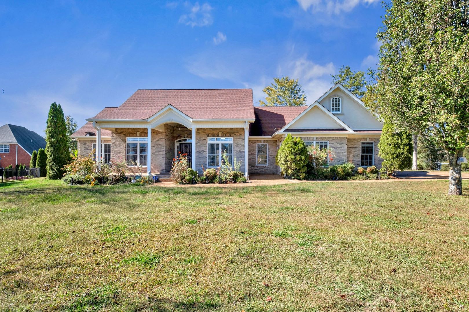 FOR LEASE- 3 BEDROOM SINGLE-FAMILY HOME! – photo 2