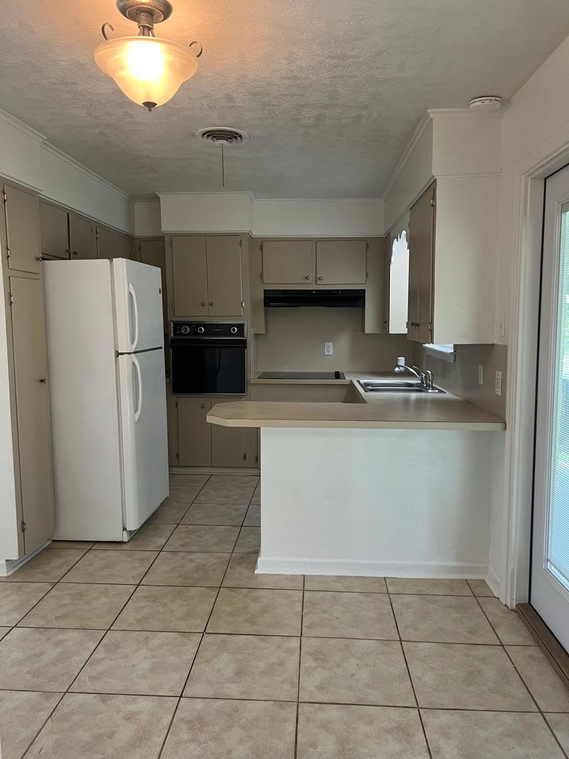 Renovated 3 Bed 1 Bath House in Sulphur – photo 5
