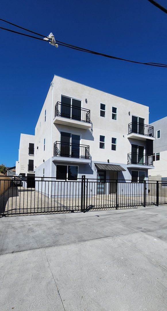 Spacious 4BR Duplex in North Hollywood – photo 1