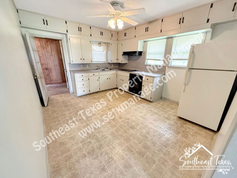 6129 Howe Street – photo 3