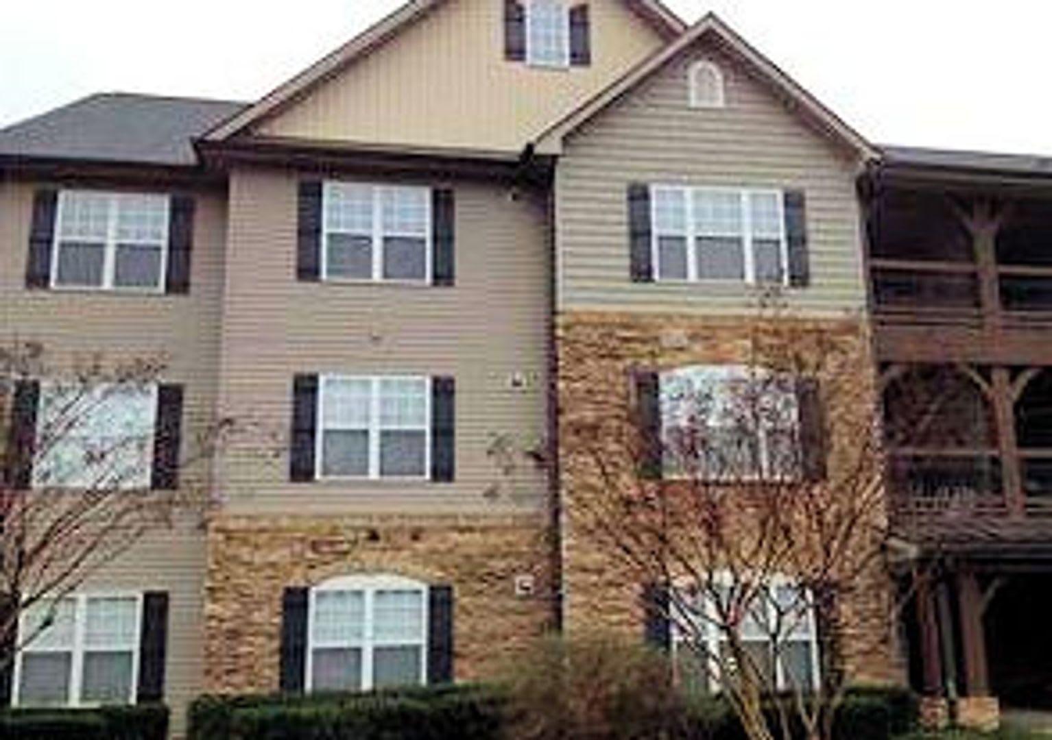 Great Upper Level Condo Convenient To Everything – photo 1