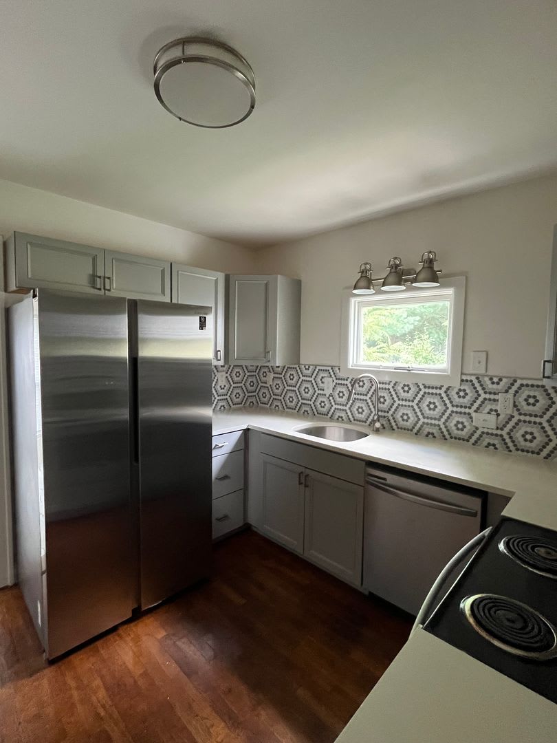 BRAND NEW top of the line renovation throughout. 4 bed/3 bath close to campus! – photo 4
