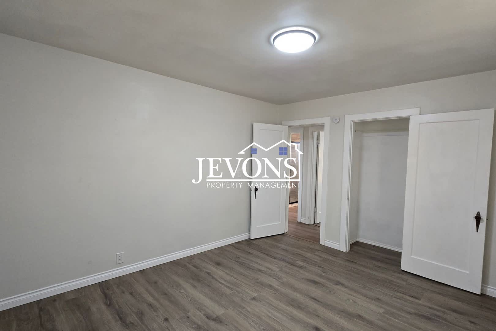 Charming 2 Bed, 1 Bath Home with Fenced Yard and Garage – photo 5