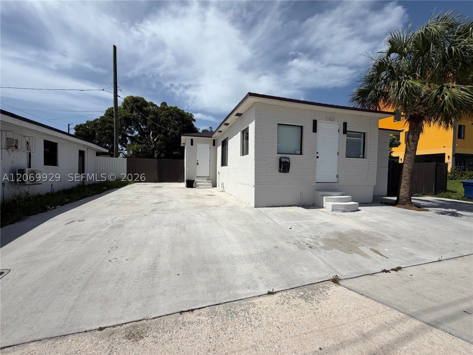 107 W Pembroke Rd – photo 2