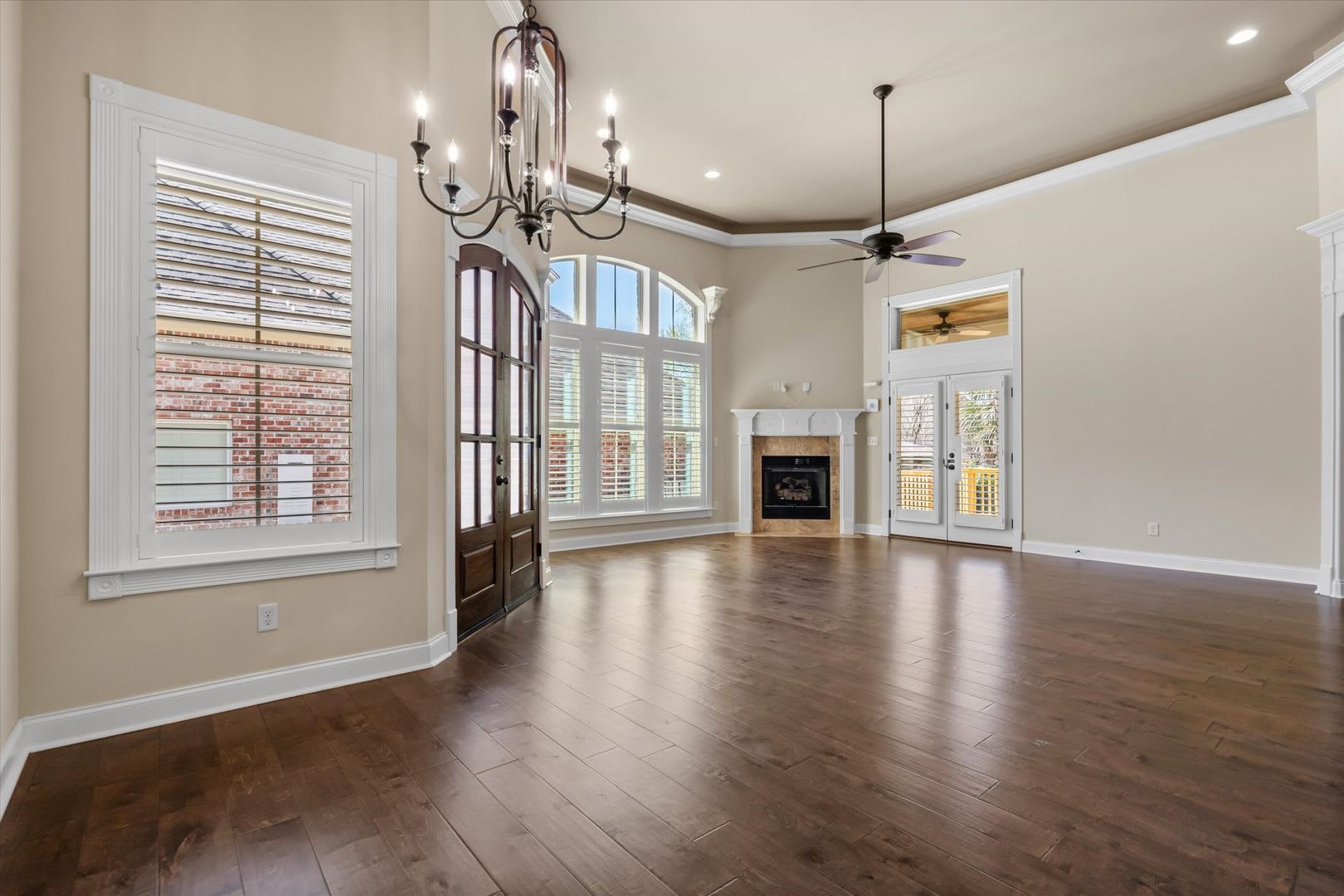 Stunning Custom Home With Exquisite Upgrades – photo 4