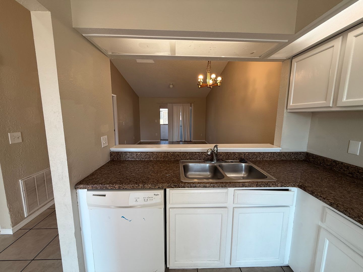 IMMEDIATE MOVE IN!!!!!Cute 2 Bed / 2 Bath – photo 2