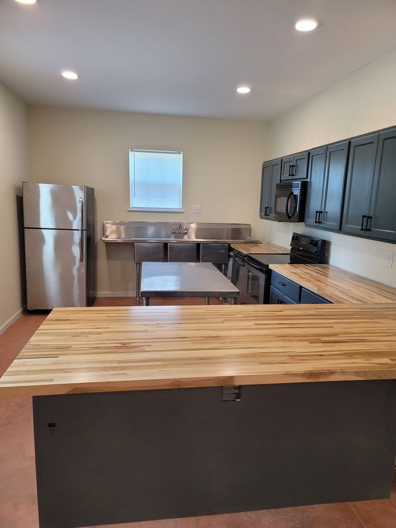 !! PRICE REDUCED!! Walk to the Stadium-Olympia! – photo 5