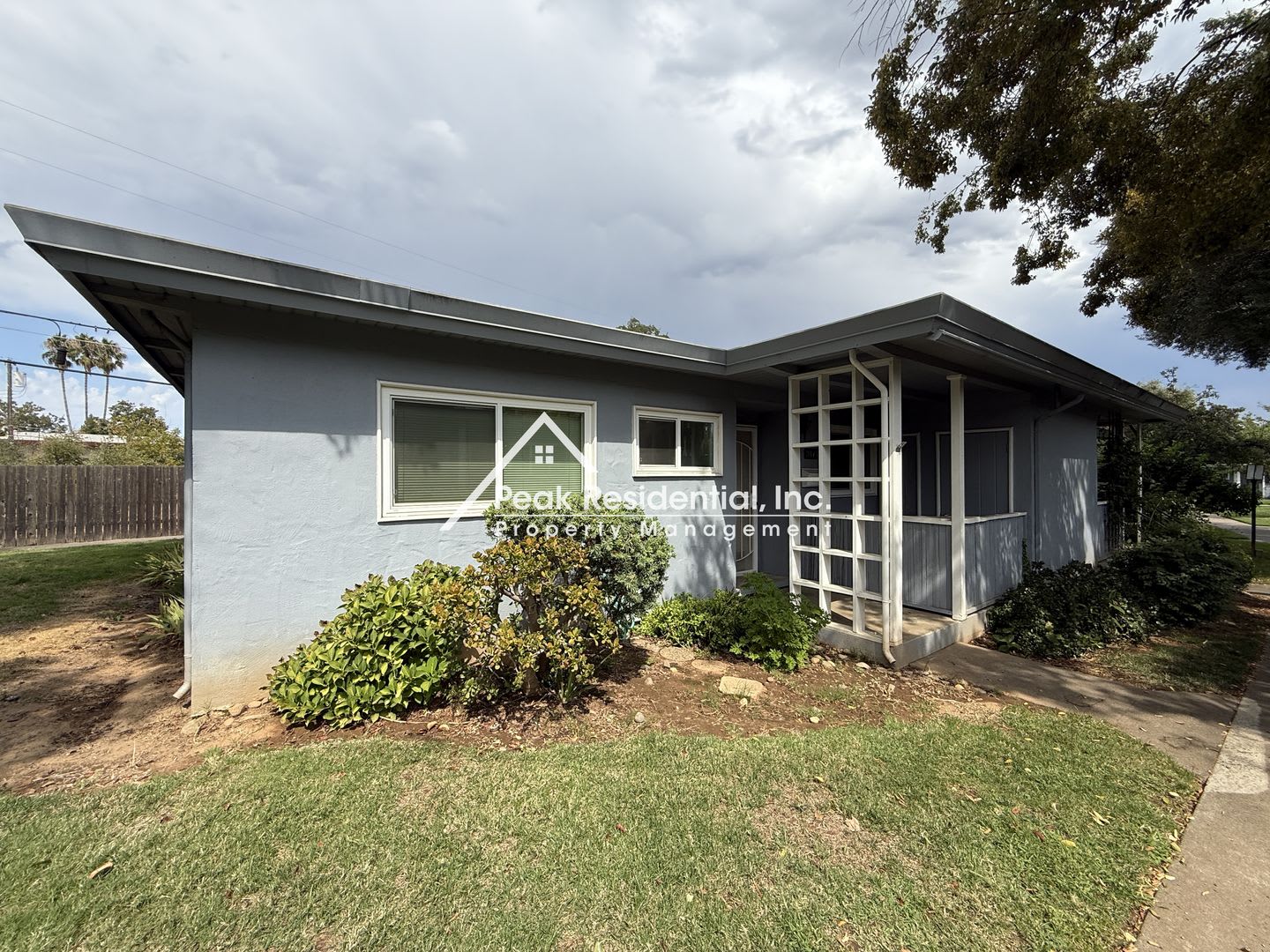 Charming 2bd/1ba Patio Home with Garage in Gated Community – photo 2