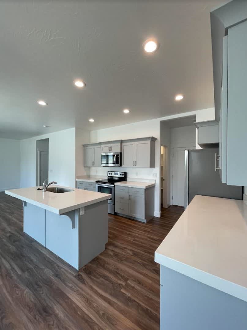 Beautiful 4 bedroom 2.5 bathroom available in Eagle Mountain – photo 2