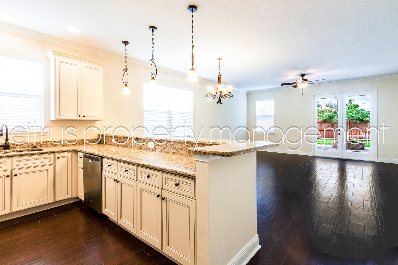 Beautiful, Spacious 3/2.5 in Wadeview Park – photo 5