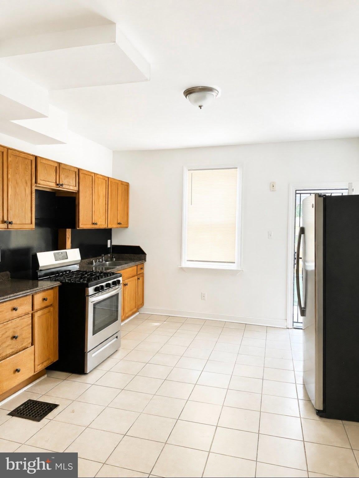 2217 W FAYETTE Street – photo 2