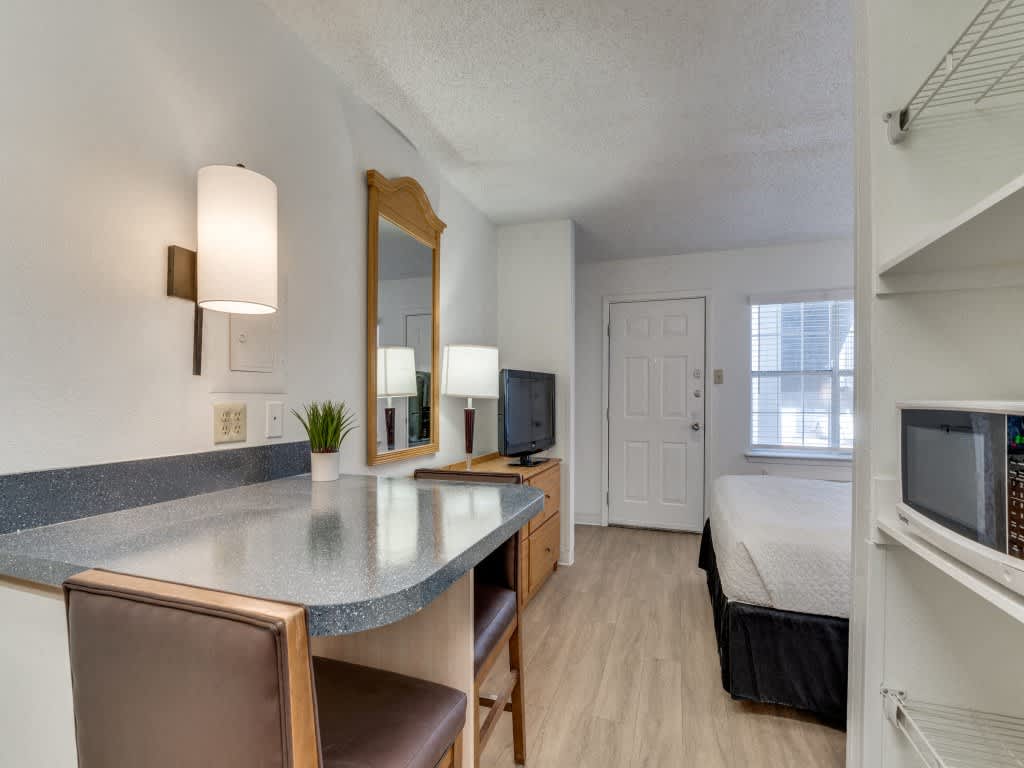 Waterford Studios Fully Furnished With Utilities Included – photo 1