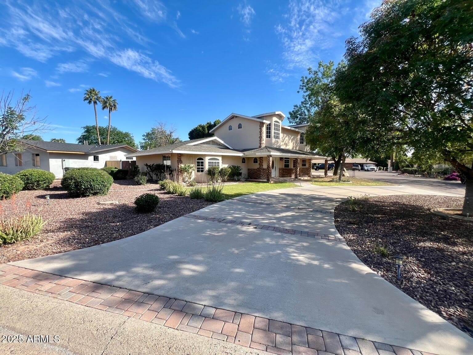 219 W HARMONT Drive – photo 2