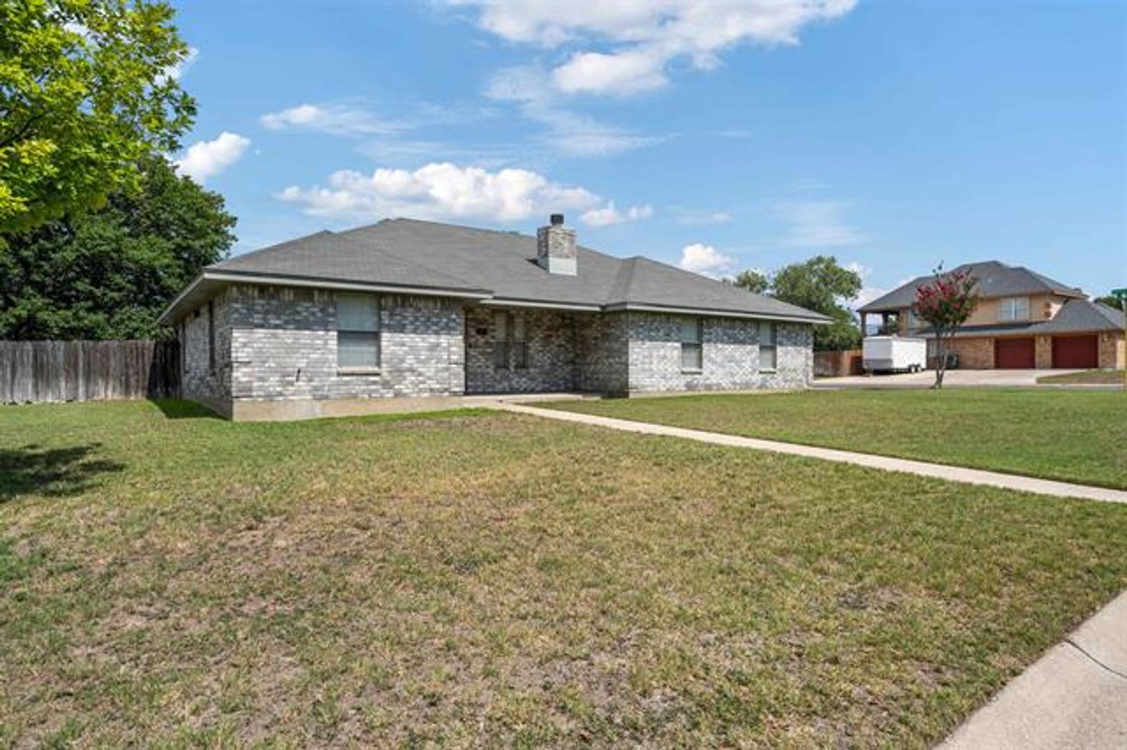 Beautifully Refreshed 3 Bedroom Home With In Ground Liner Pool – photo 2