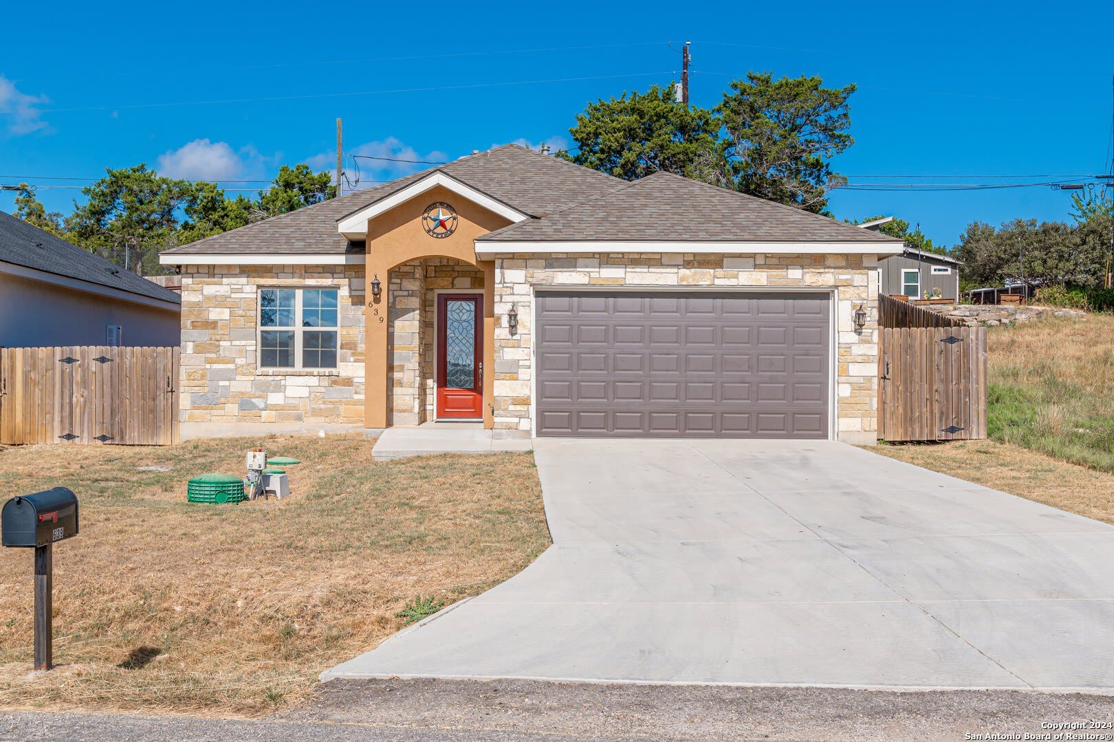 639 Hummingbird Hill – photo 1