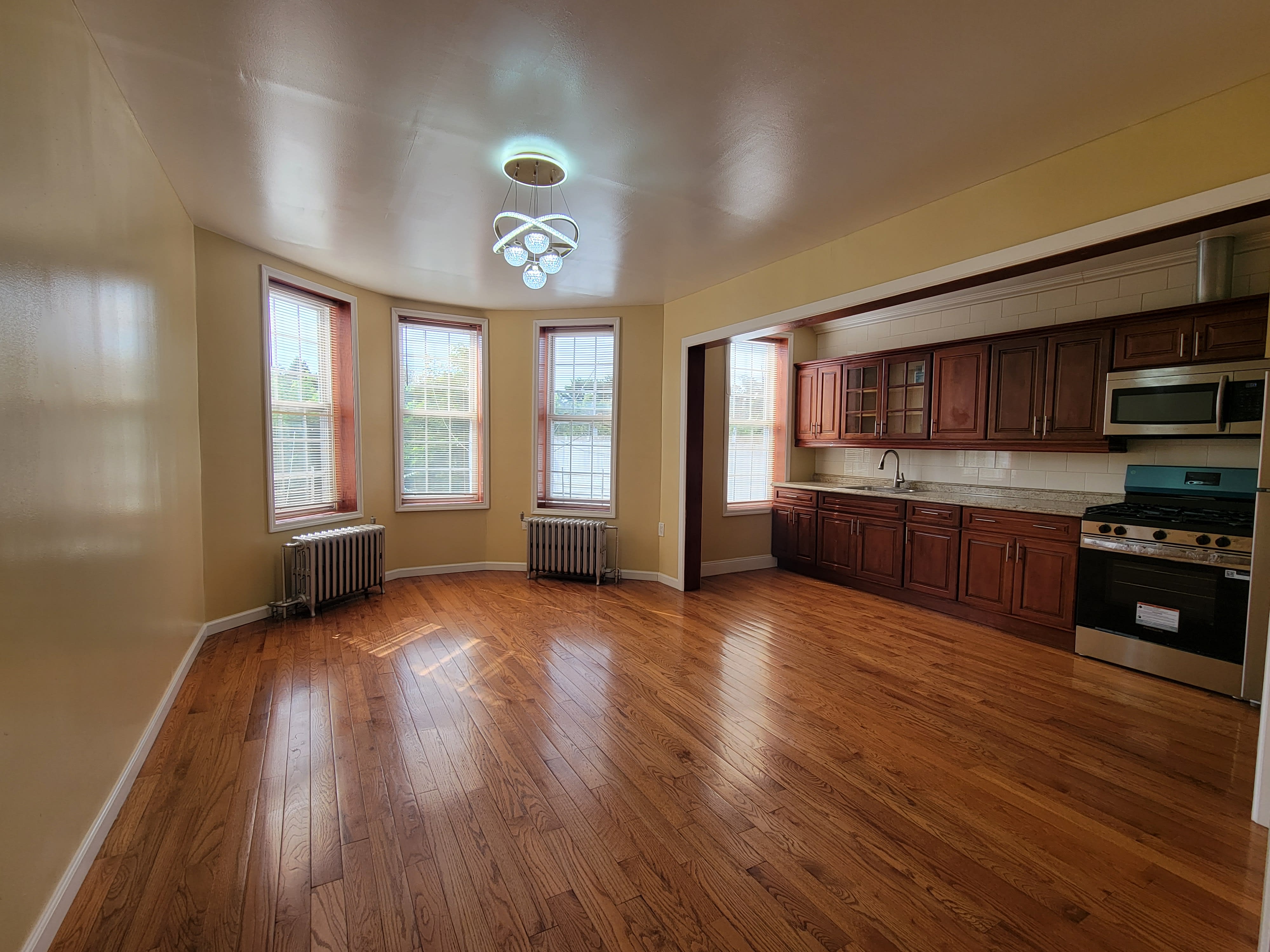 214 Moffat St – photo 1