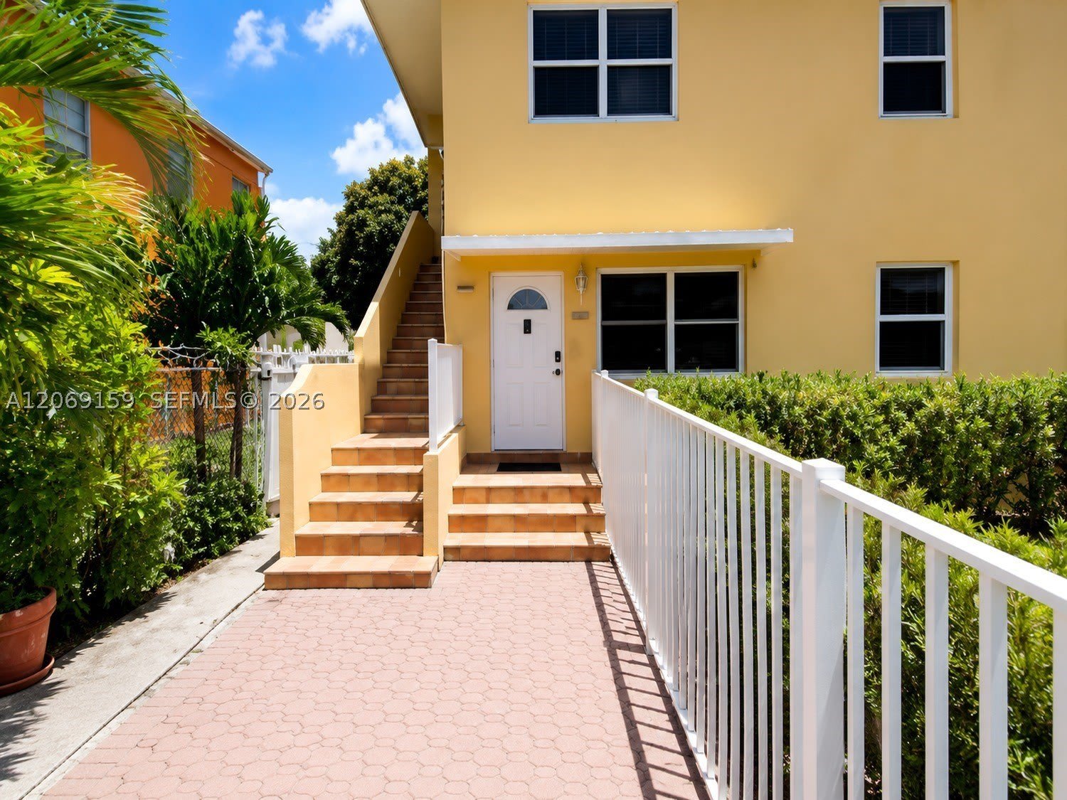 985 SW 10th St – photo 2
