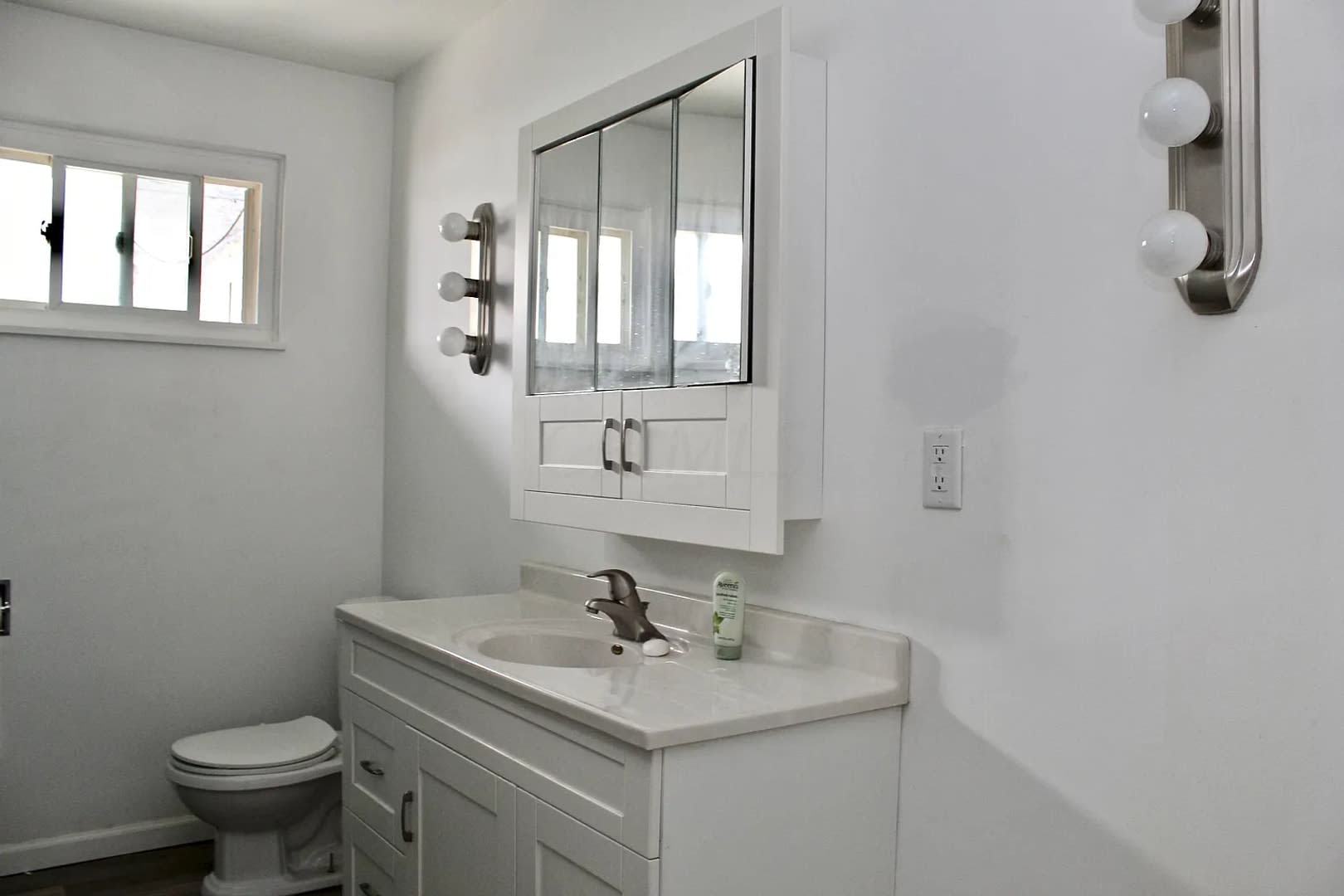 1559 Frebis Avenue – photo 2