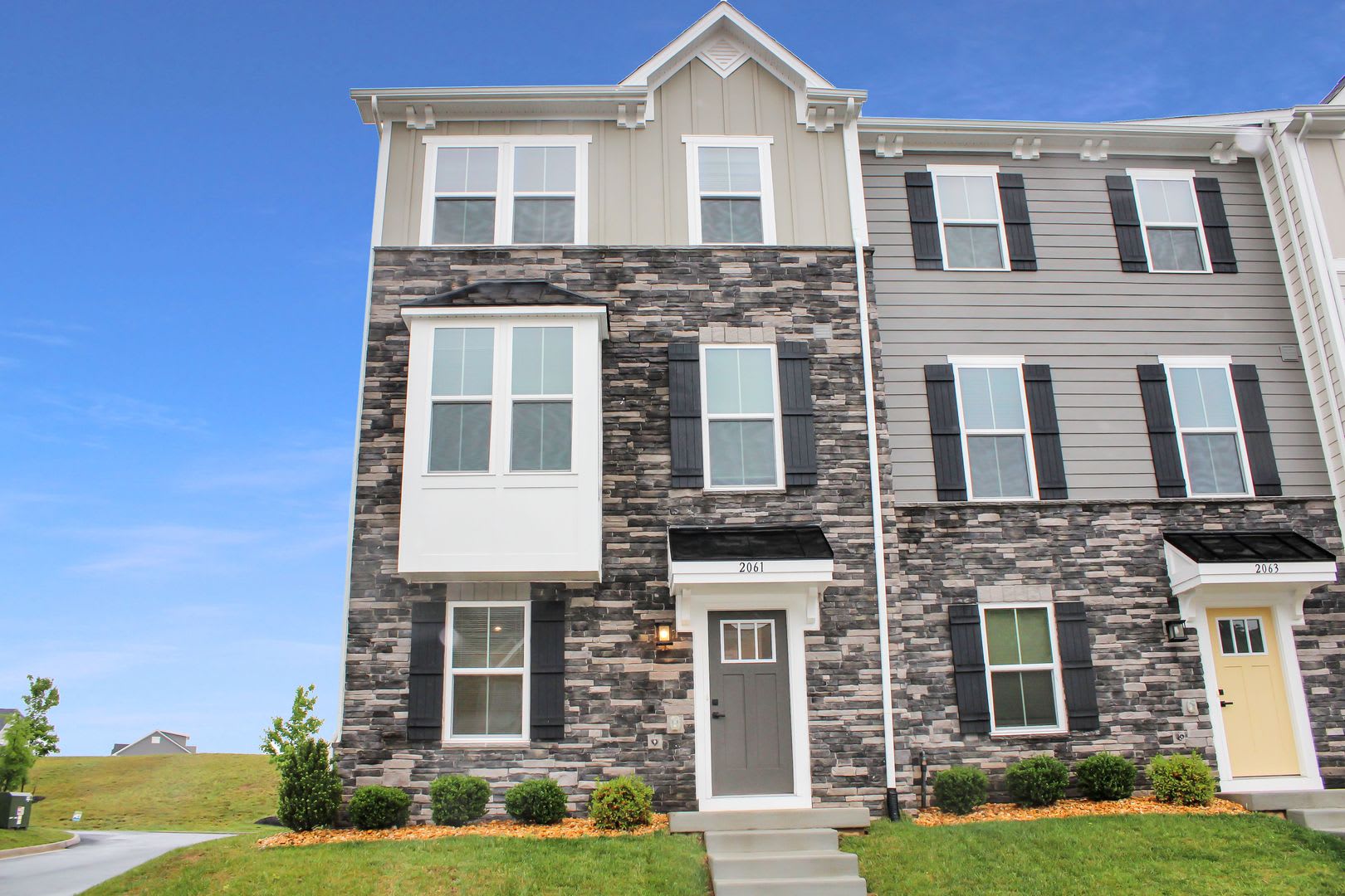 End-unit Townhouse with mountain views – photo 2
