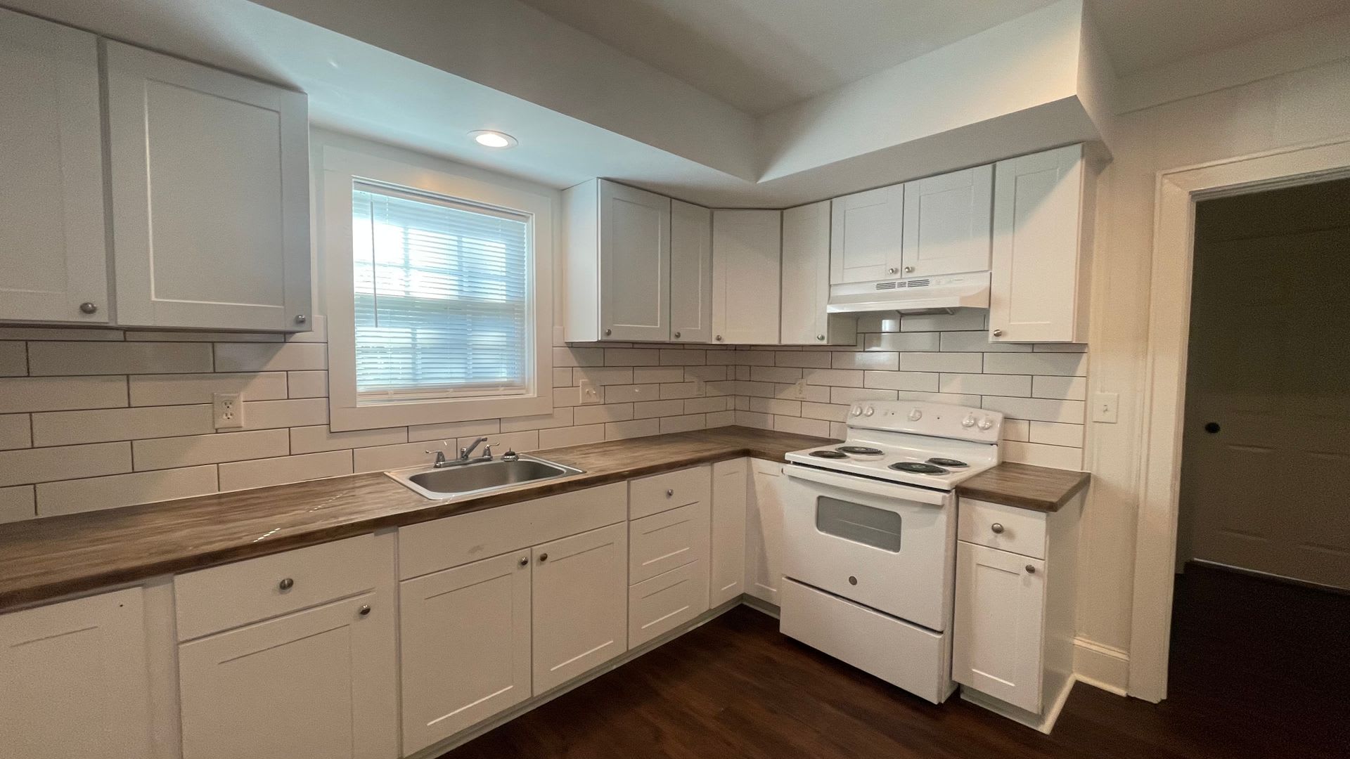 Charming three bedroom two bathroom home in Augusta Road neighborhood! – photo 3
