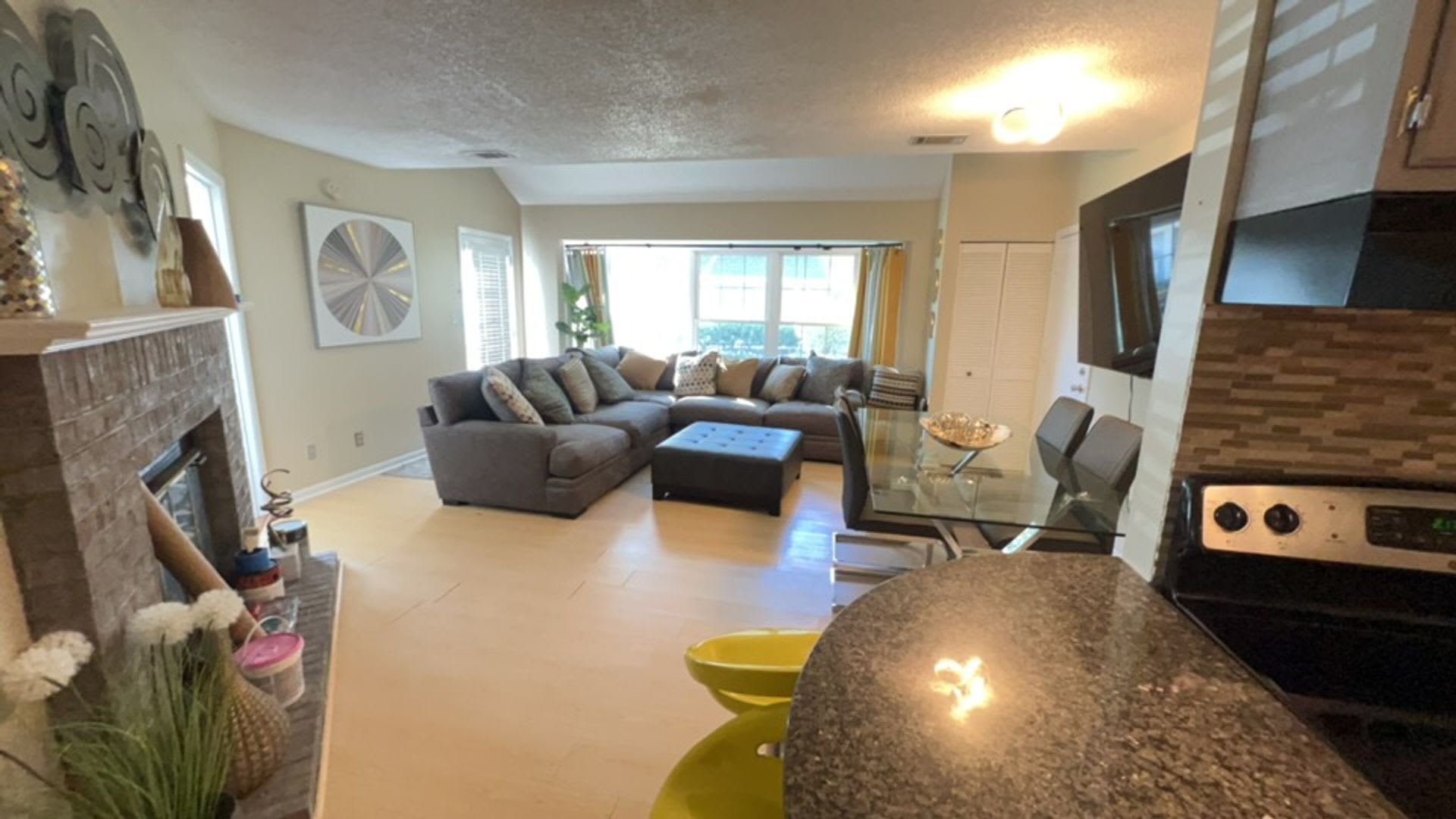This 2 Bedroom 1 5 Bath Condo Has It All – photo 5