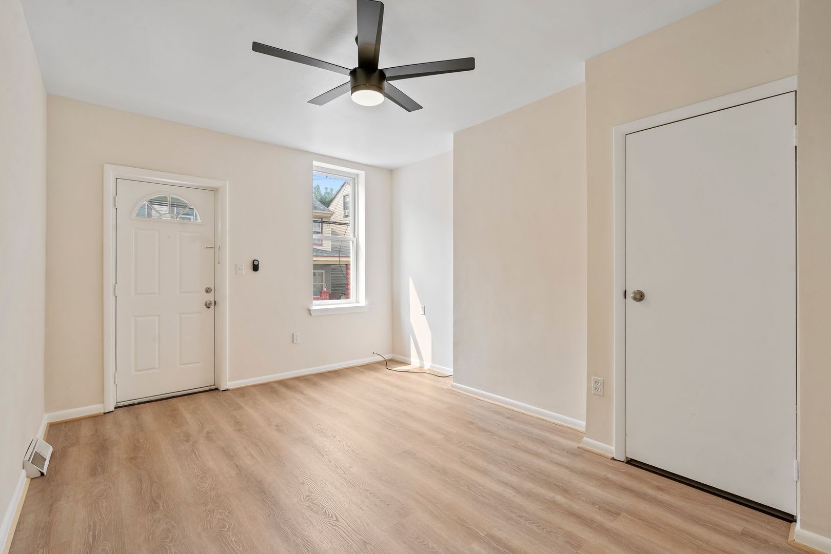 Newly renovated 2 Bed, 1 Bath w/ Bonus Room, Central AC, Laundry – photo 4