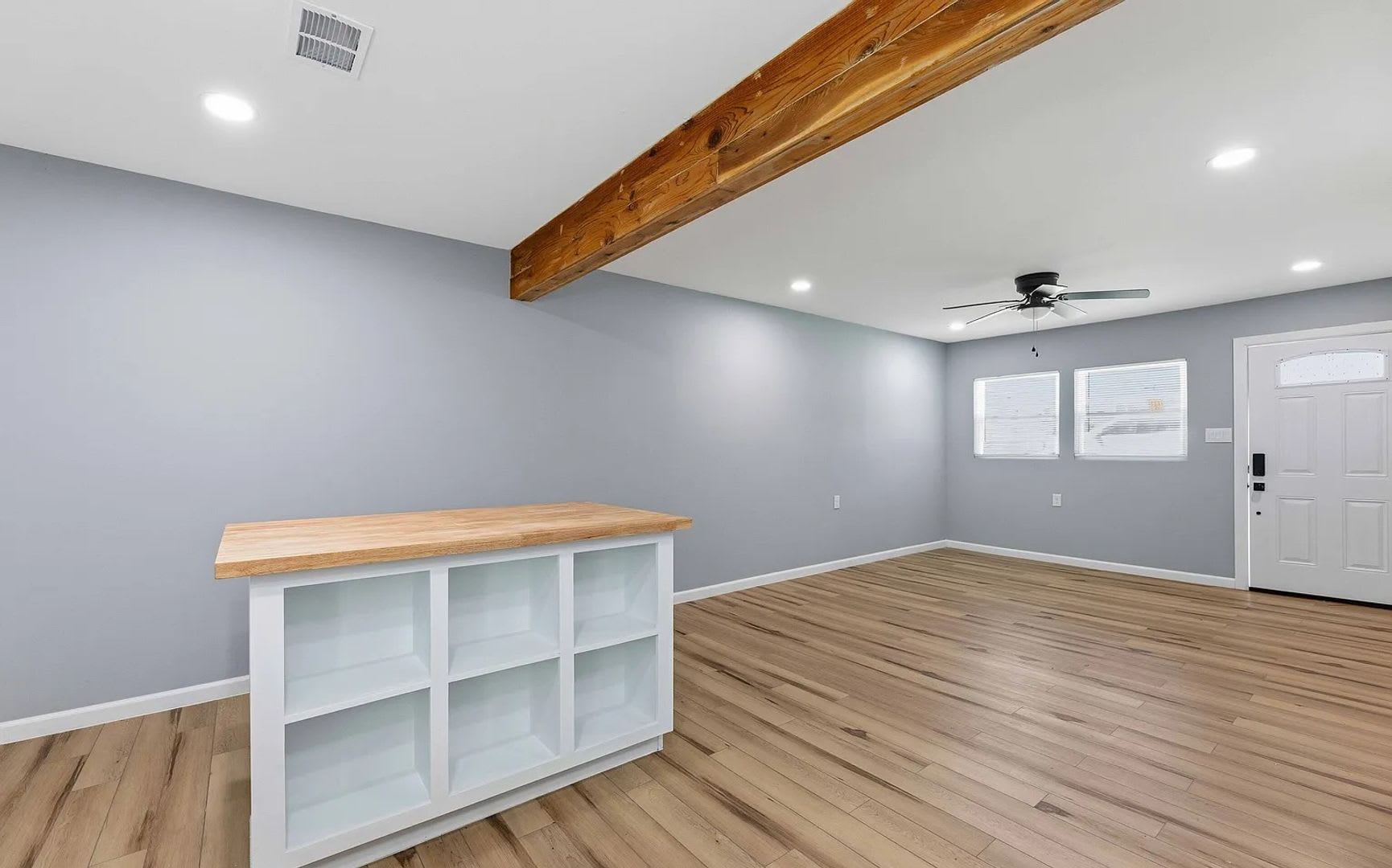 Ready for move in!! Beautifully renovated TWO Bedroom – photo 3