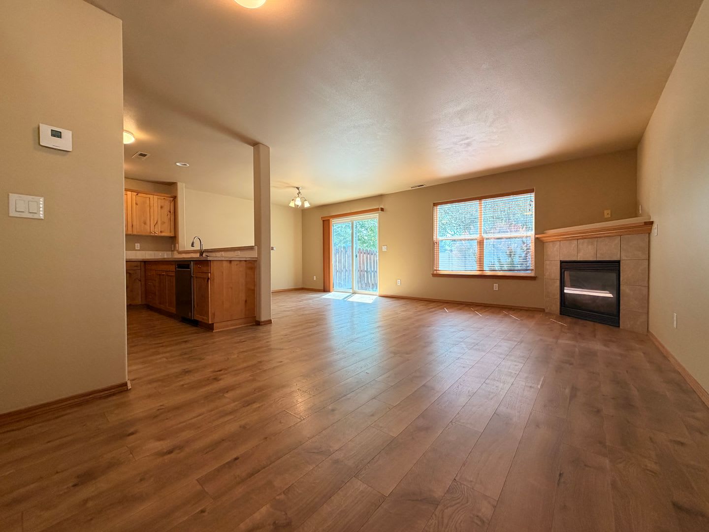 SPACIOUS REDMOND TOWNHOME w/DBL CAR GARAGE & AC! – photo 3