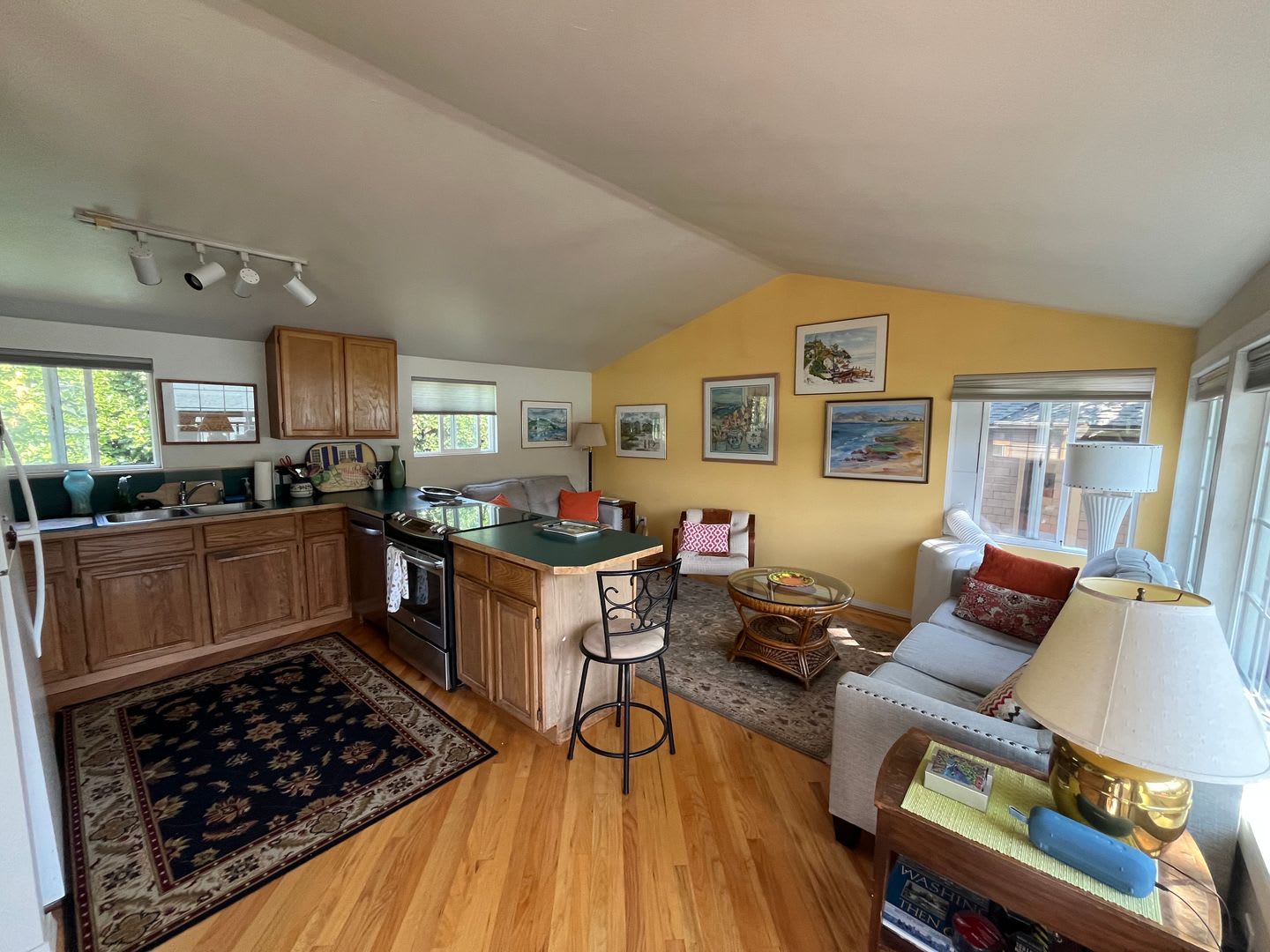 Short Term Furnished Rental: Beautiful Lakeside 2 Bed 1.5 Bath – photo 5