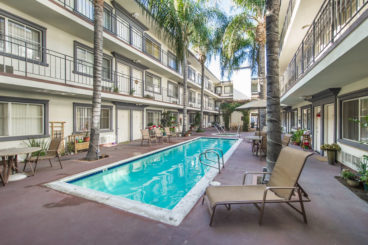 Tarzana Courtyard – photo 4