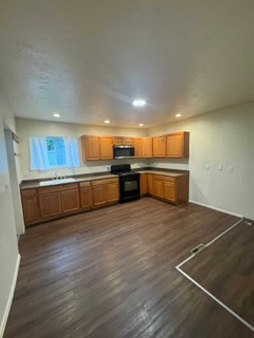 3 Bedroom 1 bathroom Spacious Home – photo 2