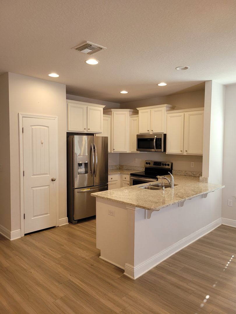 Hathaway Townhomes 3 bedroom 2.5 Bath 1 car garage. End Unit! – photo 4