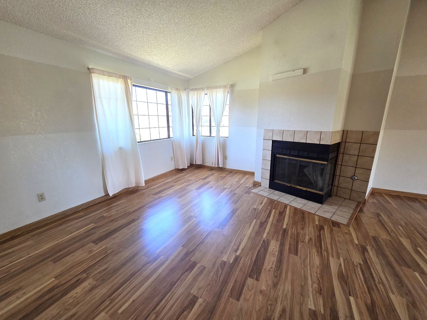 Beautiful 3 Bedroom 2 Bath Home in Gated Community – photo 2