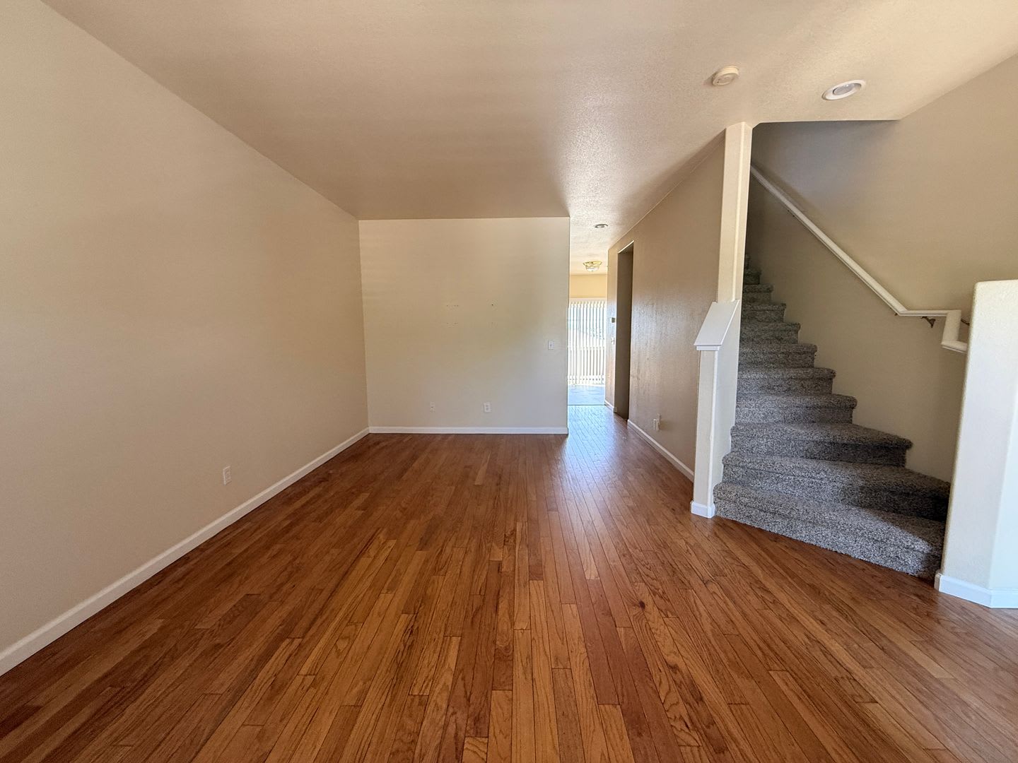 Great Townhome 2 bed 2 1/2 bath 2 car tandem garage. – photo 4
