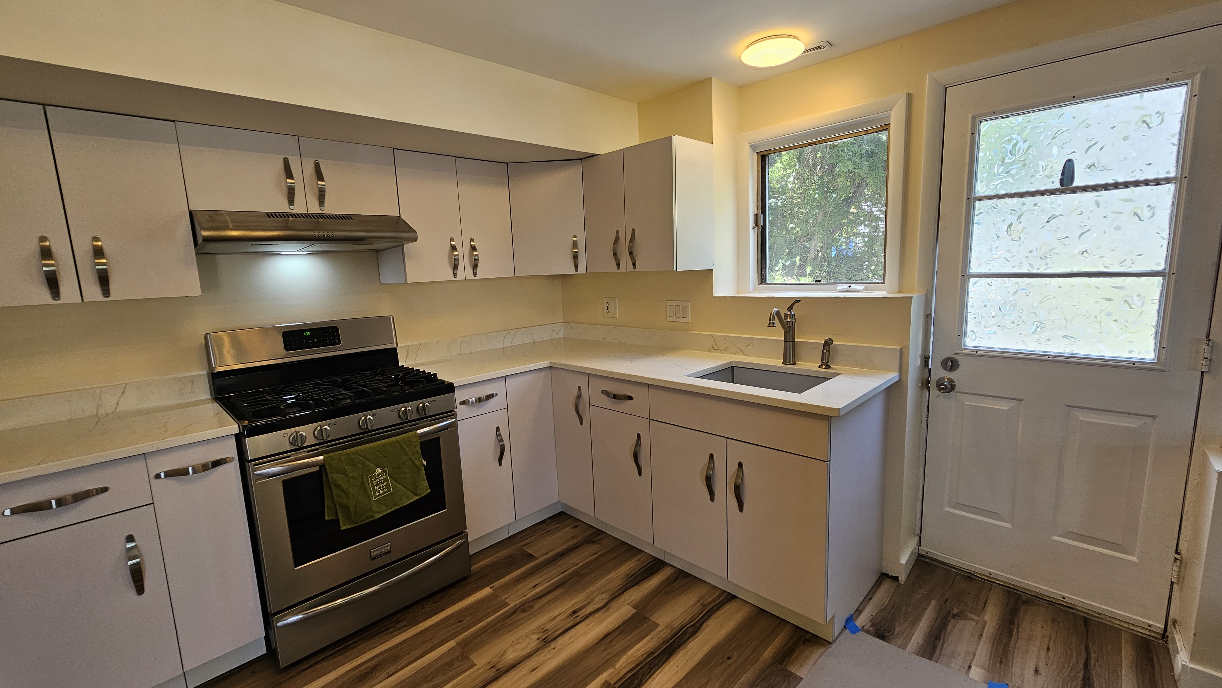 886 Howe Ave – photo 1