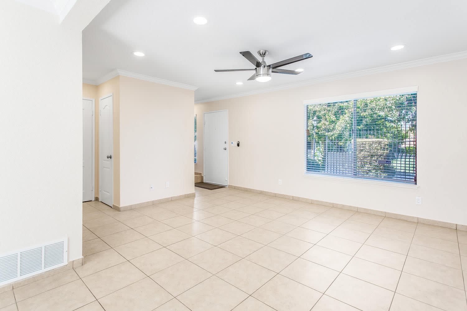 Charming 3-Bedroom Townhome in Riverside – Space, Comfort & Convenience! – photo 4
