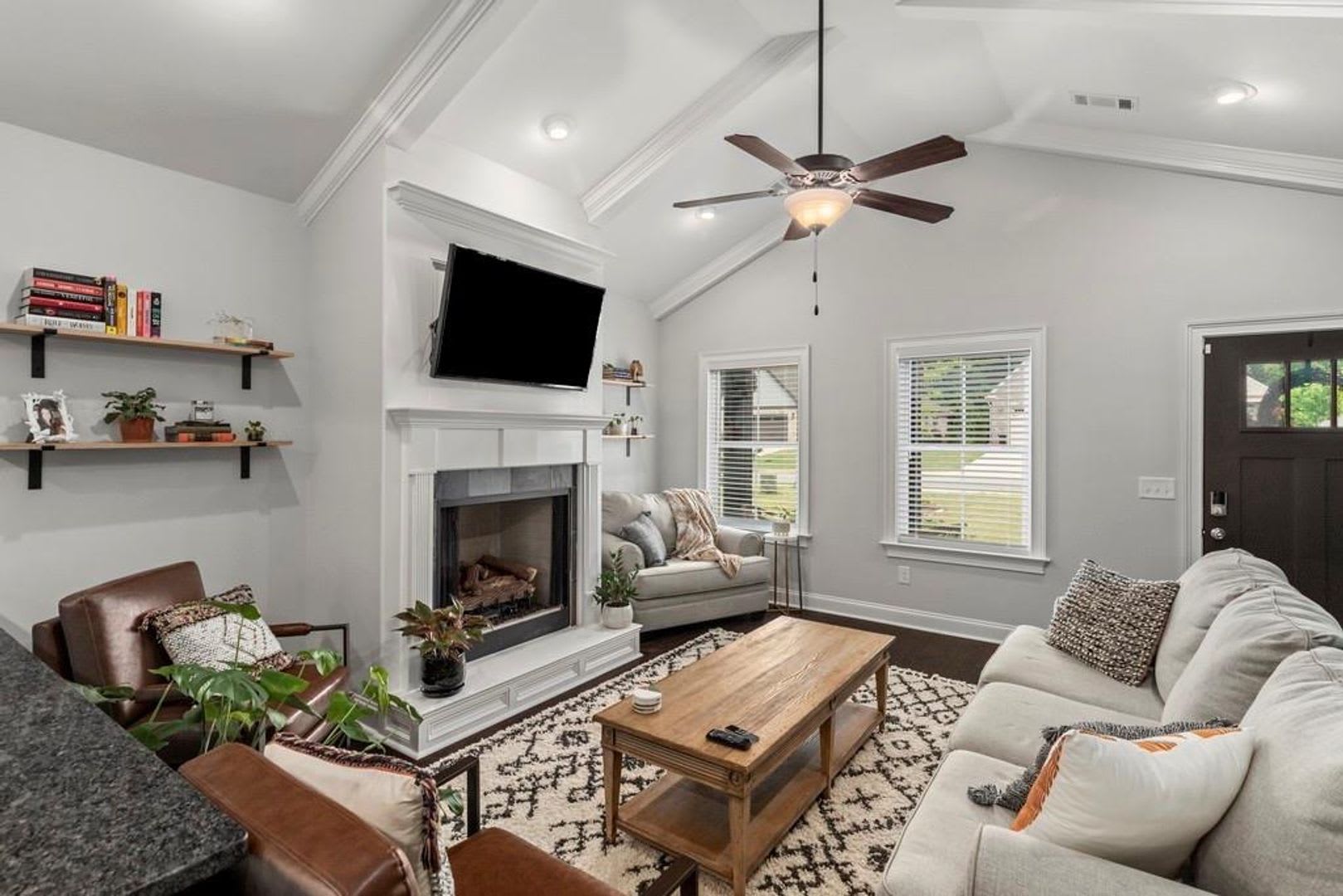 Beautiful Home in The Estates Neighborhood! – photo 2
