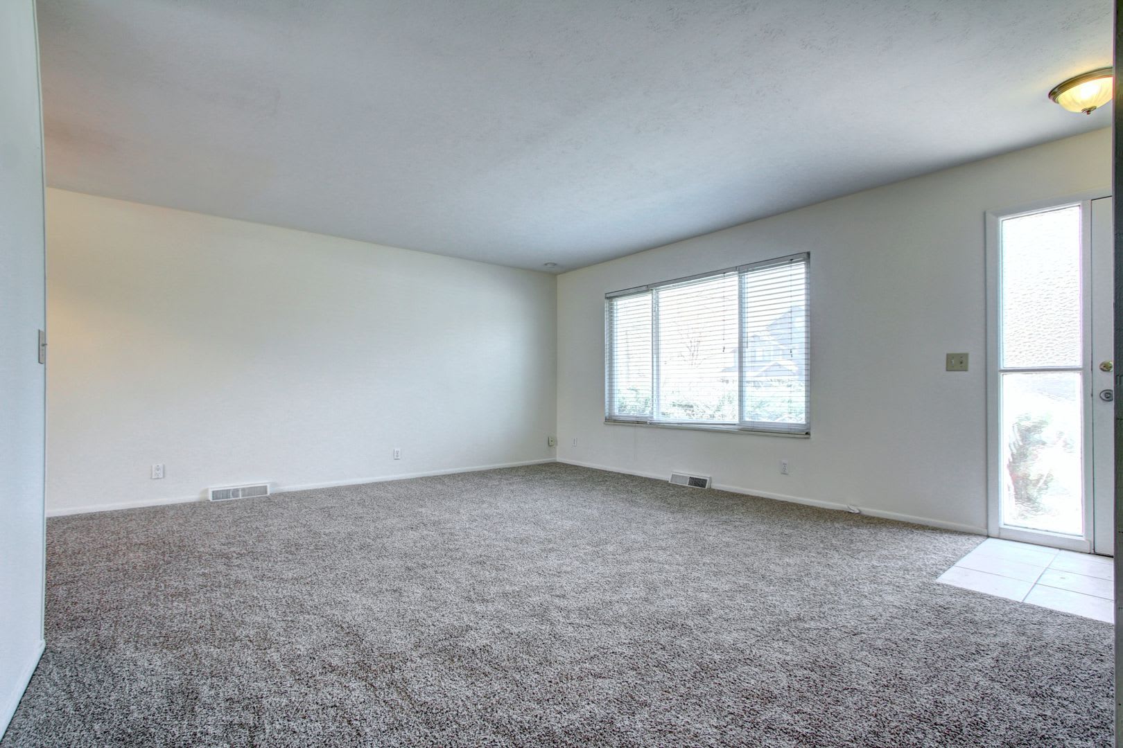 Location Location, Split level with private yard large garage in Englewood. – photo 4