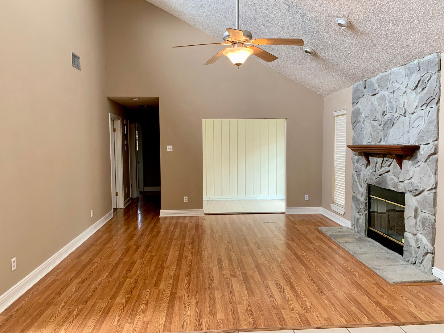 Spacious 3 Bedroom 2 Bath Home Close To Restaurants Shopping Centers – photo 3