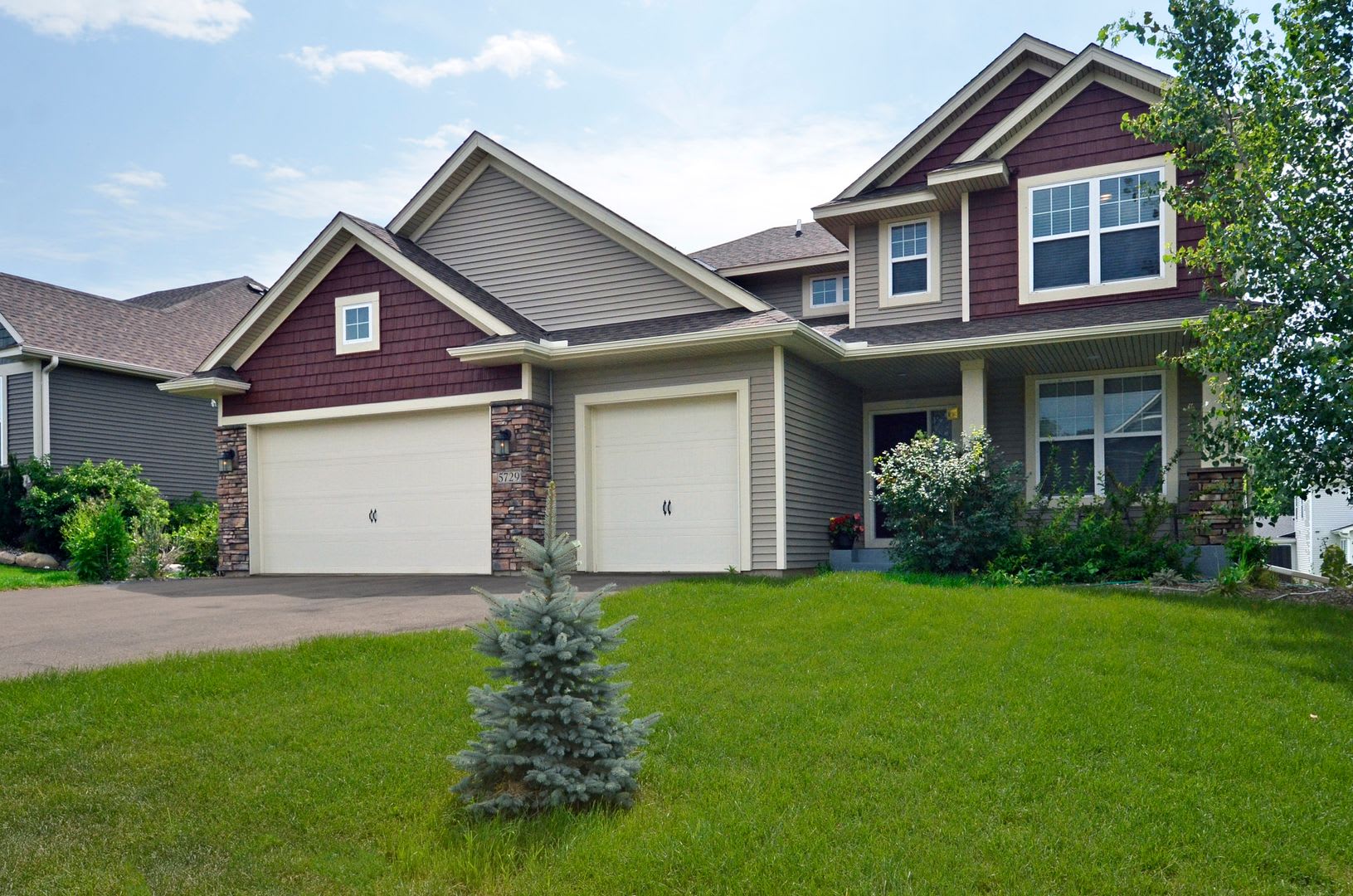 Beautiful 4 Bedroom Home With Finished Basement 3 Car Garage In Prior Lake – photo 1
