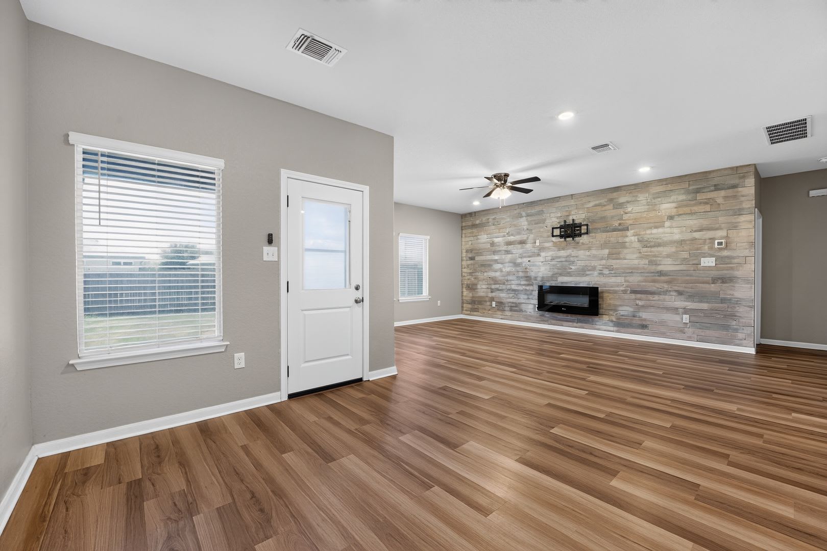 Spacious 4-Bedroom Avery Park Home with Fireplace & Upstairs Game Room – photo 2