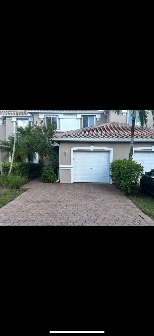 Townhouse with Amenities Galore: 3 BR / 2.5 Bath In The Colonnade Community – photo 4