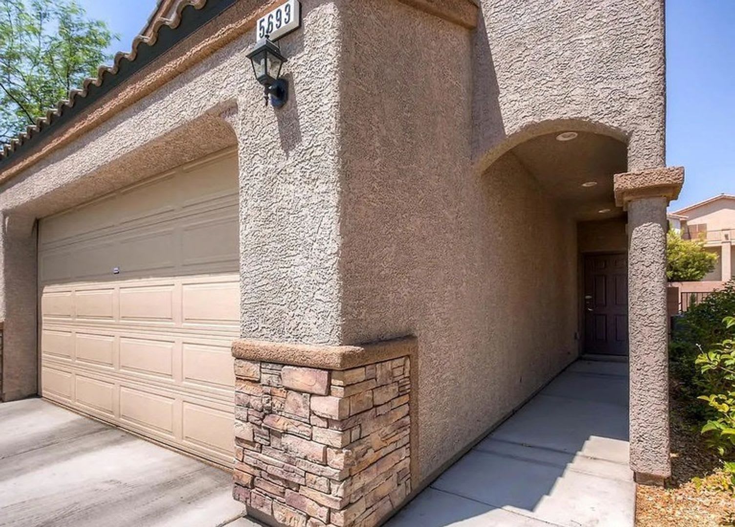 Beautiful 3 Bedroom Home in Gated Community with 2-Car Garage – photo 2