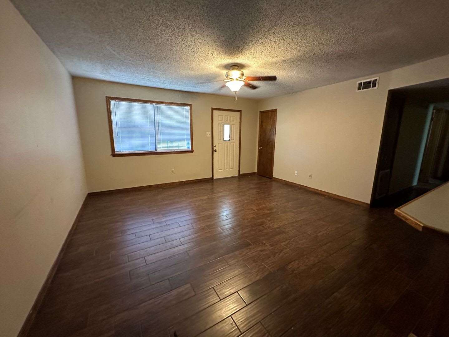Come take a look at this 3-bedroom 1.5-bathroom home! – photo 2