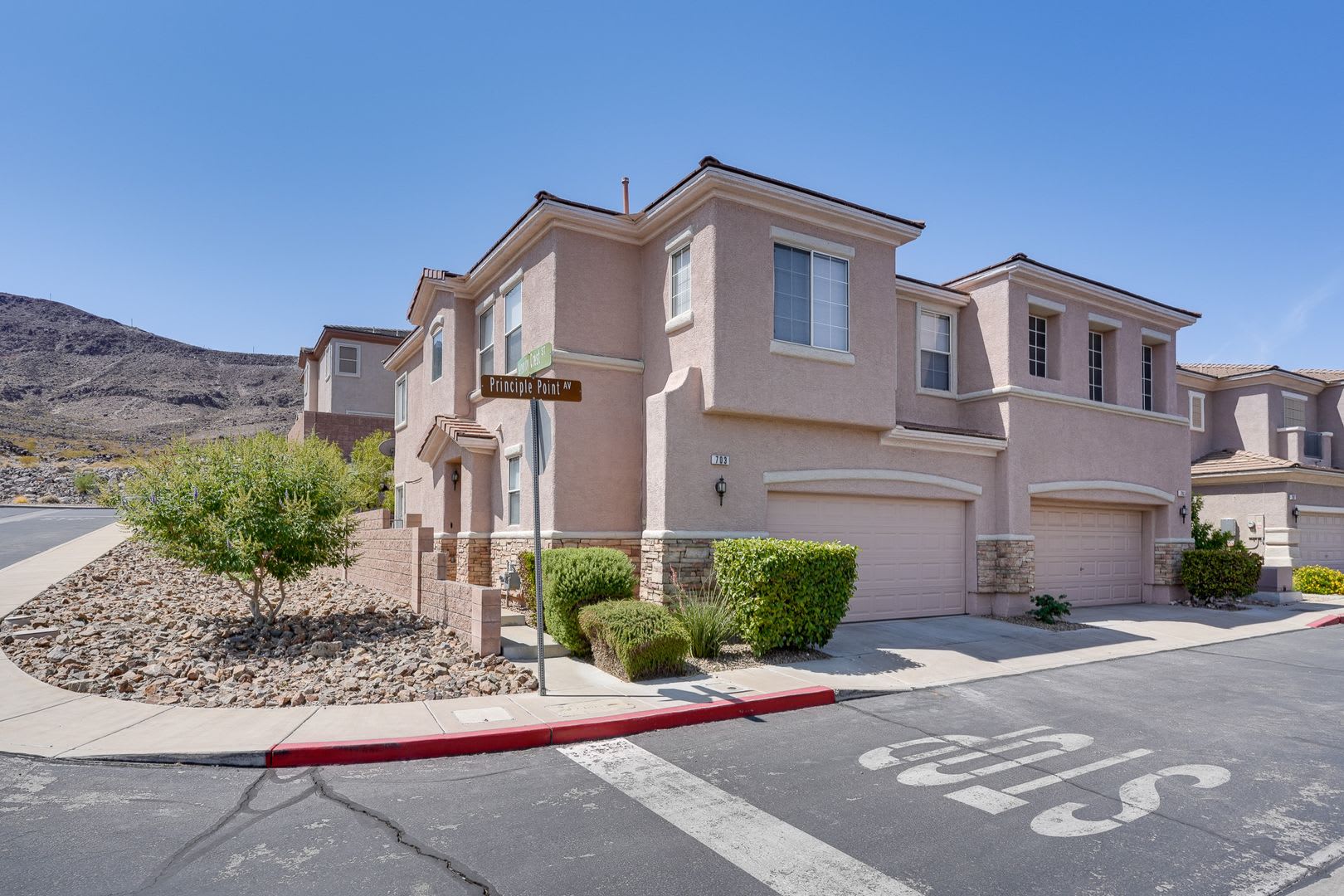 CHARMING 3 BEDROOM TOWN HOME – photo 2