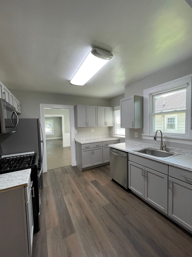 Three Bedroom Near Columbian Park – photo 5
